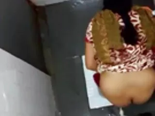 گروهی از رمان فول سکسی مردان از یک زن آب می خورند و با شور و اشتیاق تقدیر می کنند
